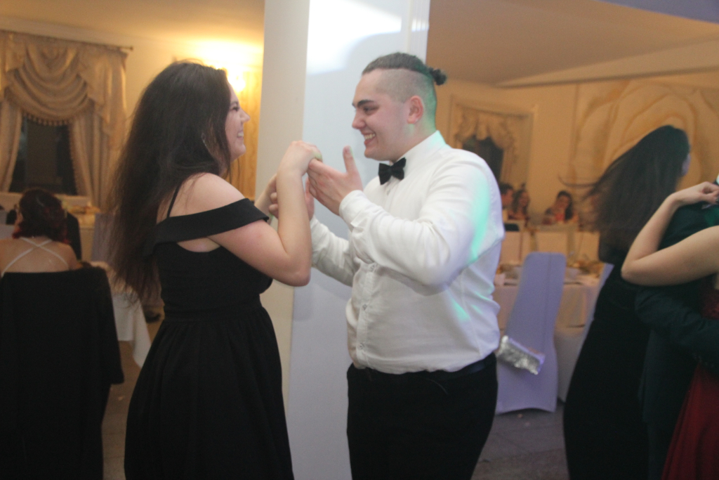 Studniówka LO: Tak się bawią maturzyści ZDJĘCIA