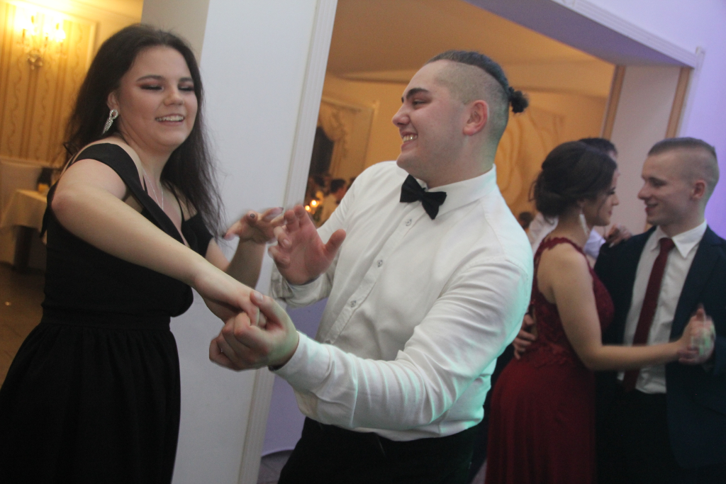 Studniówka LO: Tak się bawią maturzyści ZDJĘCIA