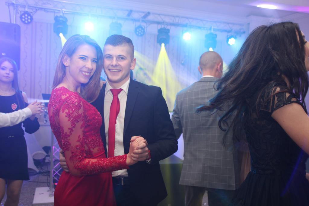 Studniówka LO: Tak się bawią maturzyści ZDJĘCIA