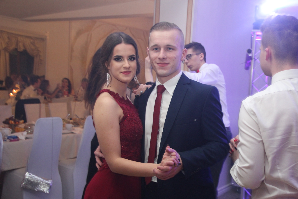 Studniówka LO: Tak się bawią maturzyści ZDJĘCIA