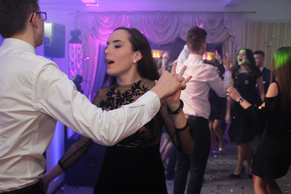 Studniówka LO: Tak się bawią maturzyści ZDJĘCIA