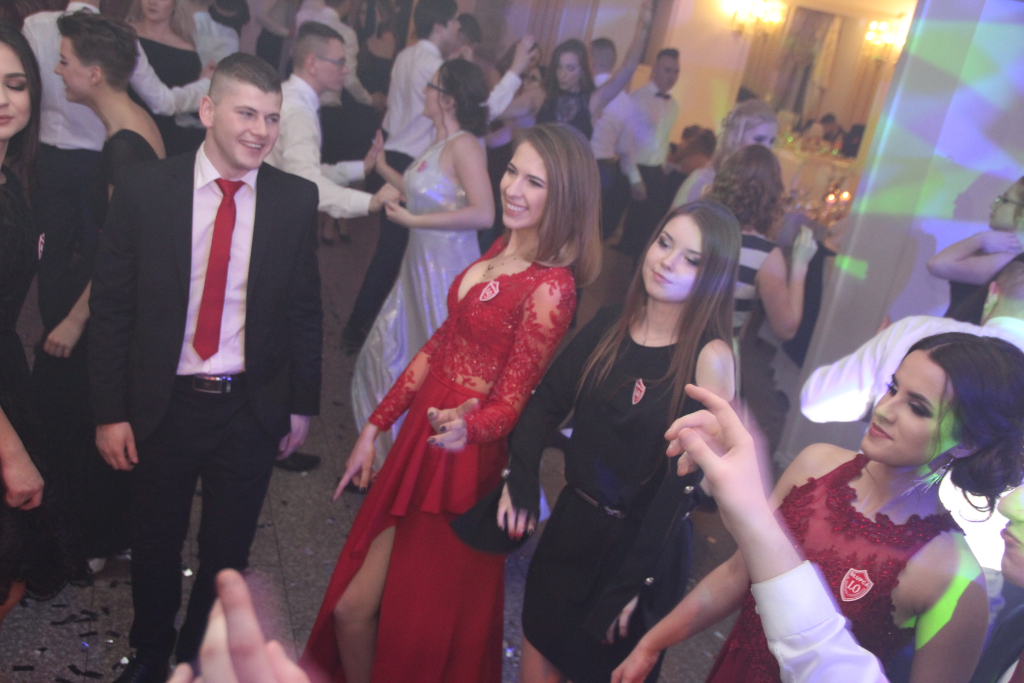 Studniówka LO: Tak się bawią maturzyści ZDJĘCIA