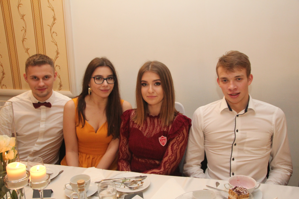 Studniówka LO: Tak się bawią maturzyści ZDJĘCIA