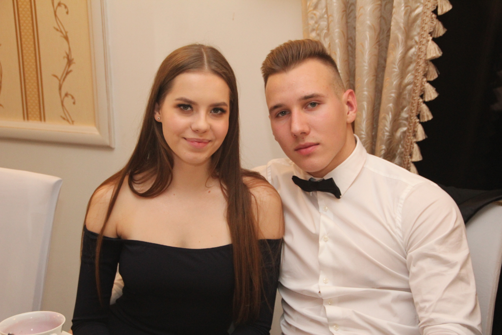 Studniówka LO: Tak się bawią maturzyści ZDJĘCIA