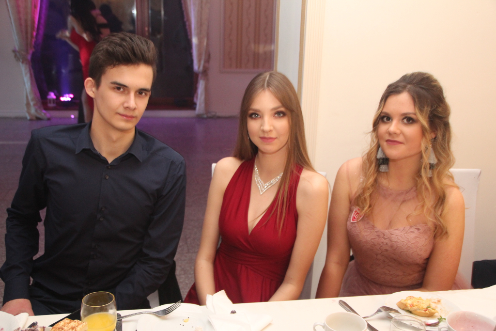 Studniówka LO: Tak się bawią maturzyści ZDJĘCIA