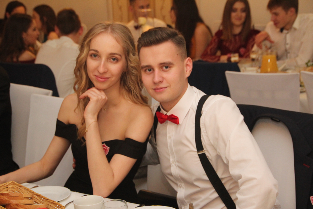 Studniówka LO: Tak się bawią maturzyści ZDJĘCIA