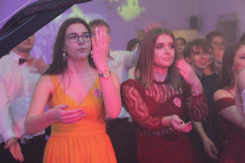 Studniówka LO: Tak się bawią maturzyści ZDJĘCIA