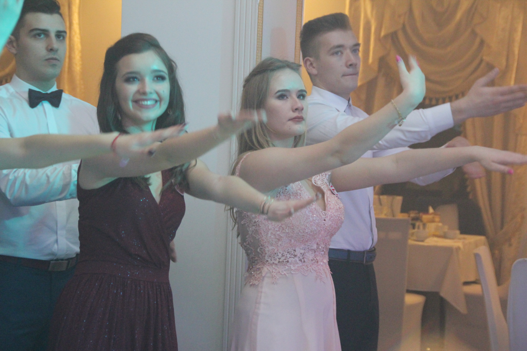 Studniówka LO: Tak się bawią maturzyści ZDJĘCIA