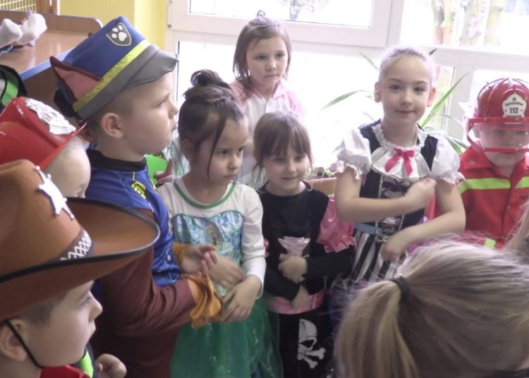 Przedszkolaki na imprezie. Zobacz film z balu w Misiu