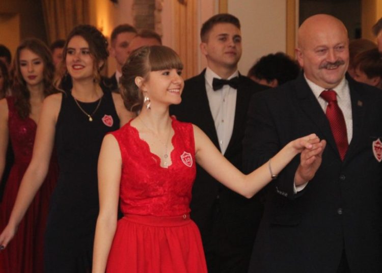 LO: Tak maturzyści zatańczyli poloneza. Zobacz!