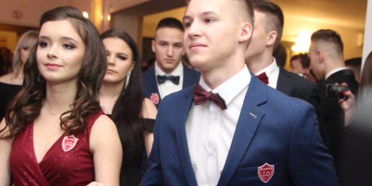 LO: Maturzyści bawią się na studniówce ZDJĘCIA