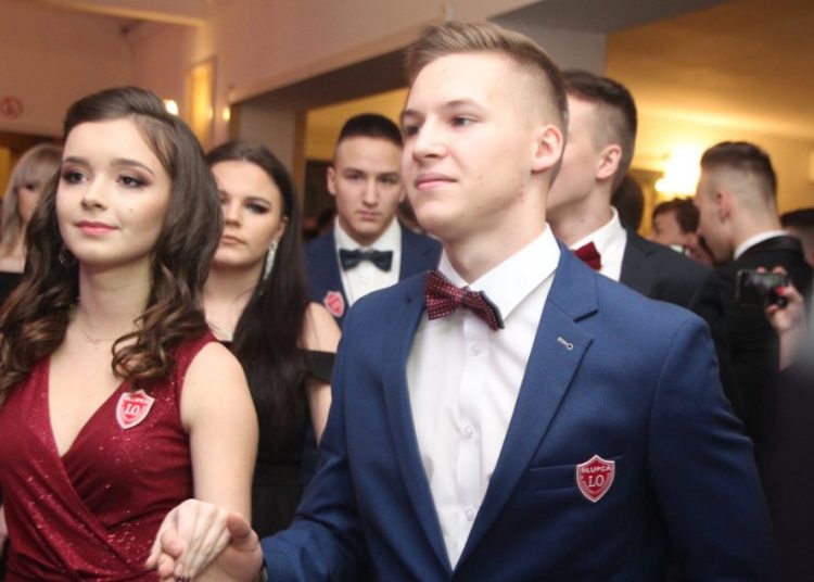 LO: Maturzyści bawią się na studniówce ZDJĘCIA