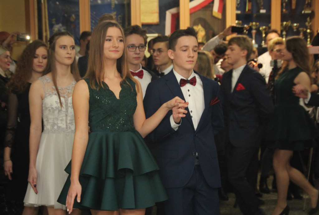 Gimnazjaliści bawią na studniówce ZDJĘCIA