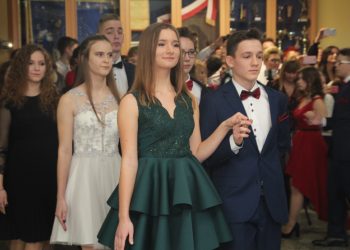 Gimnazjaliści bawią na studniówce ZDJĘCIA