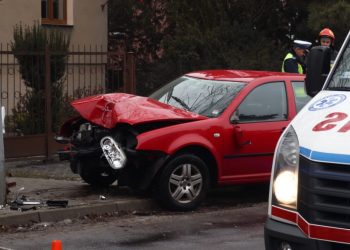 Wypadek na Dworcowej. Golf skasował lampę oświetleniową