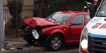 Wypadek na Dworcowej. Golf skasował lampę oświetleniową