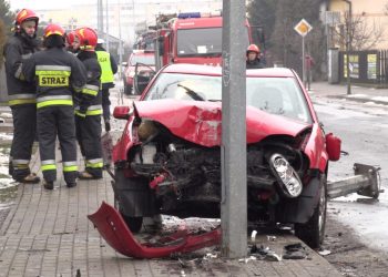 Golf wypadł z drogi. Zobacz film z miejsca wypadku