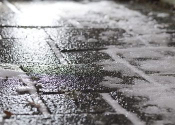 Szklanka na drogach. IMGW wydał ostrzeżenie
