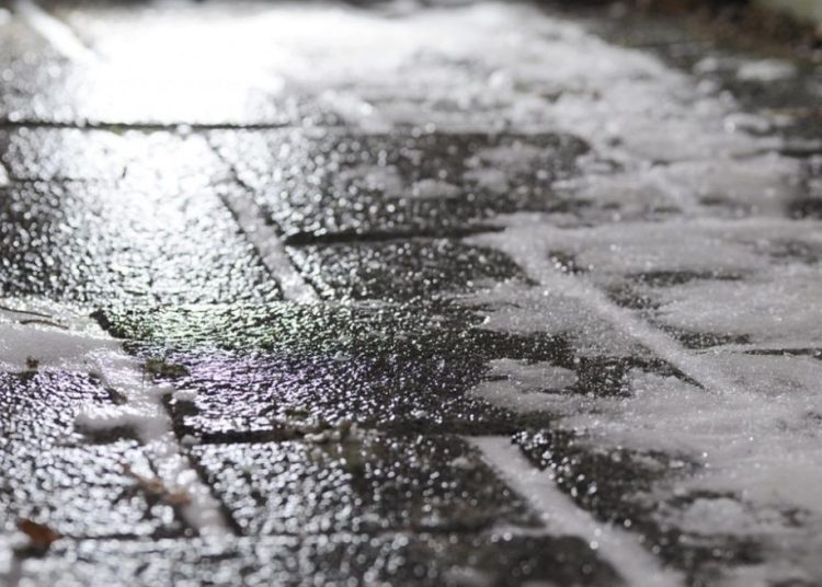 Szklanka na drogach. IMGW wydał ostrzeżenie