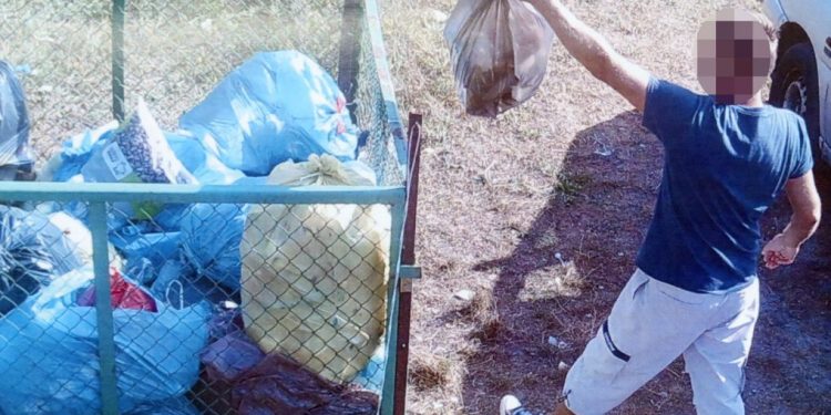 Ukryta kamera przy śmietnikach. Kilka osób wpadło już w fotopułapkę