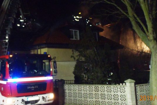 Palił się dom w Koszutach. 13 zastępów w akcji