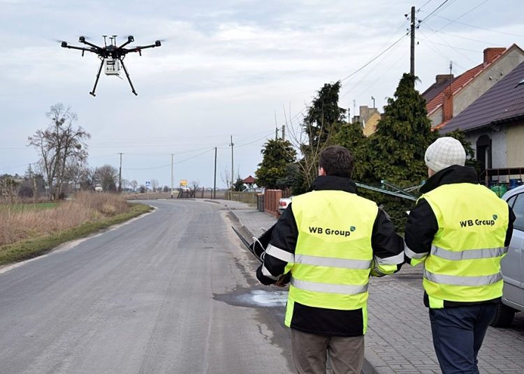 Dronem badali dym z kominów