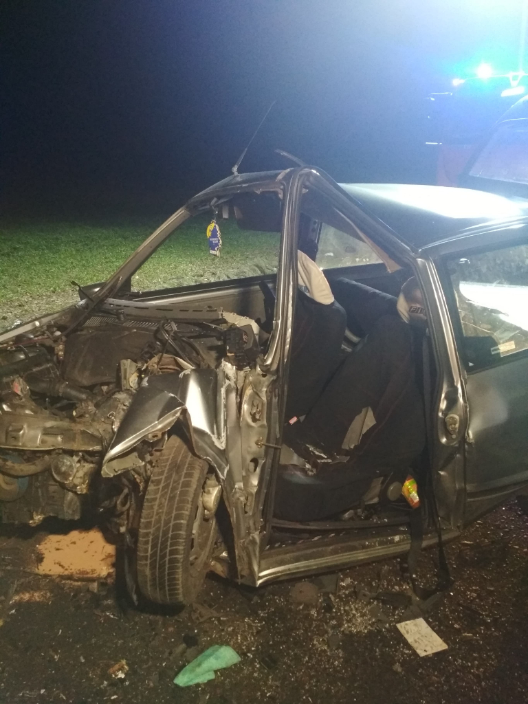 Auto uderzyło w drzewo. Strażacy wycinali poszkodowanego ZDJĘCIA