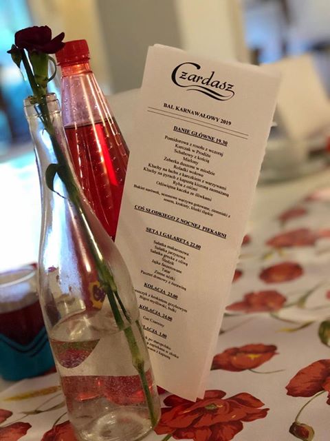 Maluch na holu, na stole czernina. Bal PRL w Czardaszu