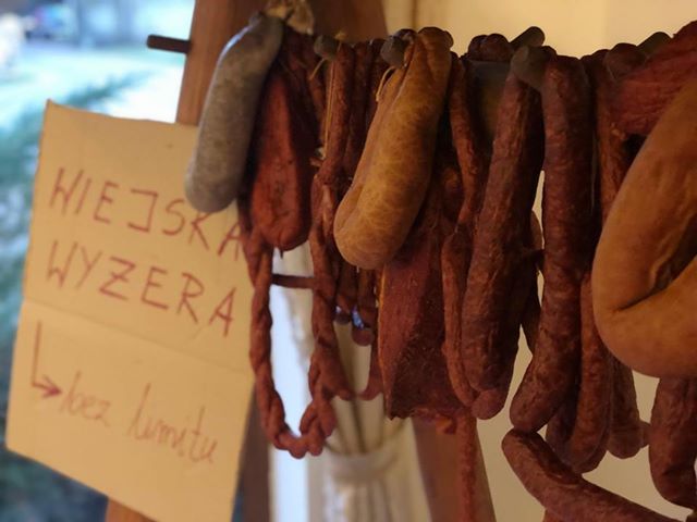 Maluch na holu, na stole czernina. Bal PRL w Czardaszu