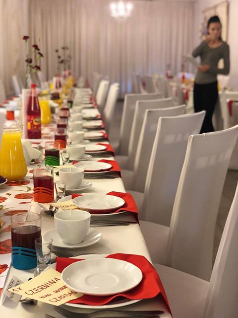 Maluch na holu, na stole czernina. Bal PRL w Czardaszu