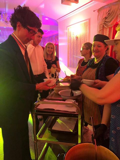 Maluch na holu, na stole czernina. Bal PRL w Czardaszu