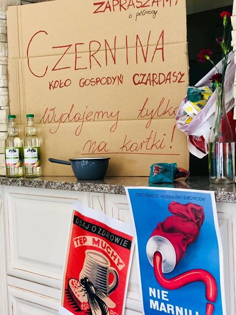 Maluch na holu, na stole czernina. Bal PRL w Czardaszu