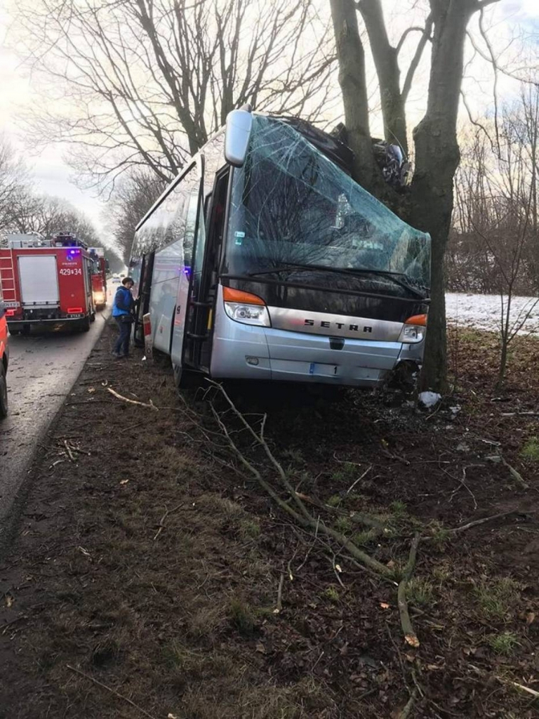 Wypadek słupeckiego autobusu z morsami [ZDJĘCIA]