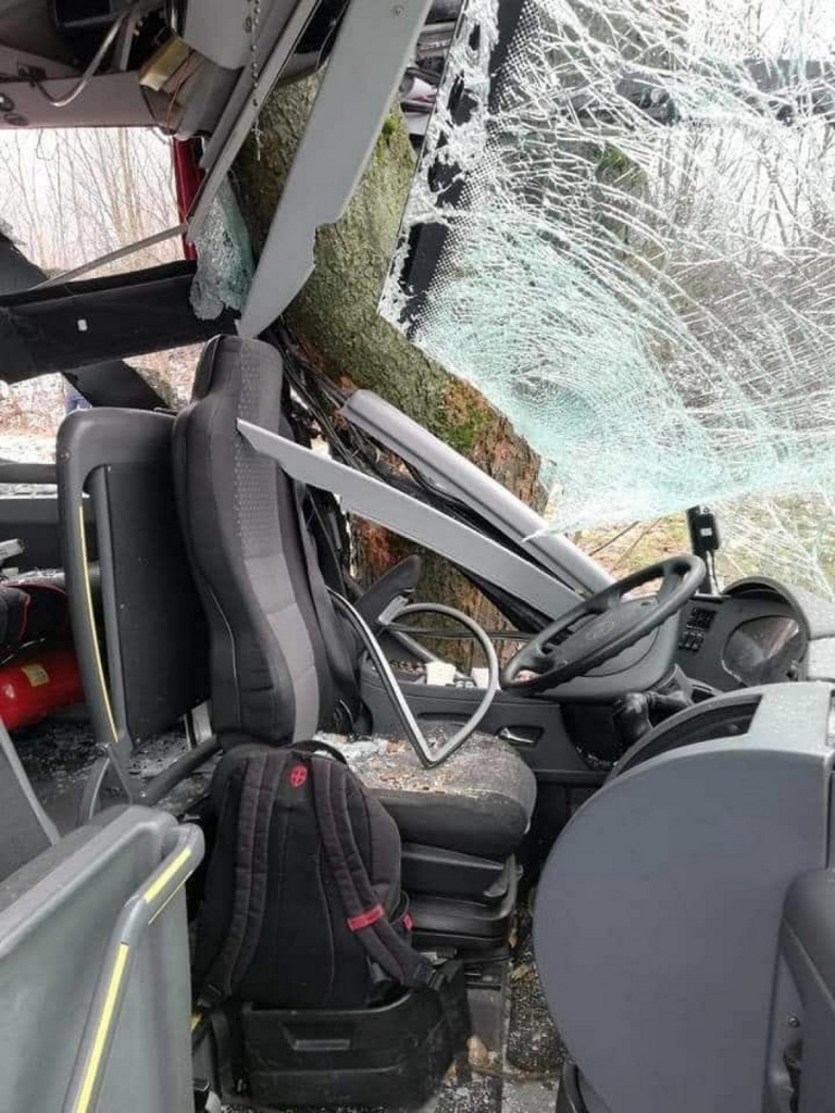 Wypadek słupeckiego autobusu z morsami [ZDJĘCIA]