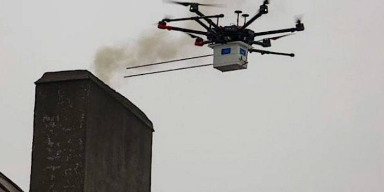 Dronem walczą ze smogiem