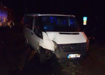Bus zderzył się osobówką. Jedna osoba w szpitalu