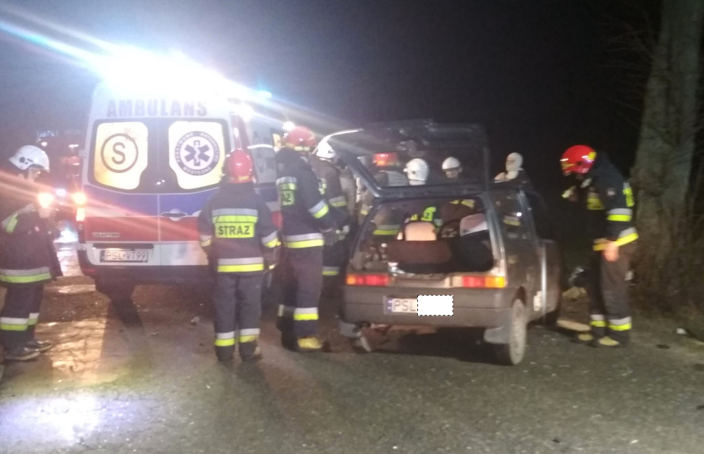 Auto uderzyło w drzewo. Strażacy wycinali poszkodowanego ZDJĘCIA