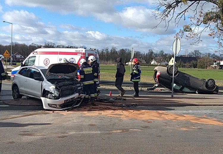 Samochód dachował na K92. Są utrudnienia