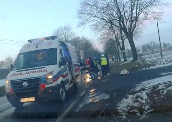 Szklanka na drodze. W wypadku ucierpiał rowerzysta