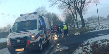Szklanka na drodze. W wypadku ucierpiał rowerzysta