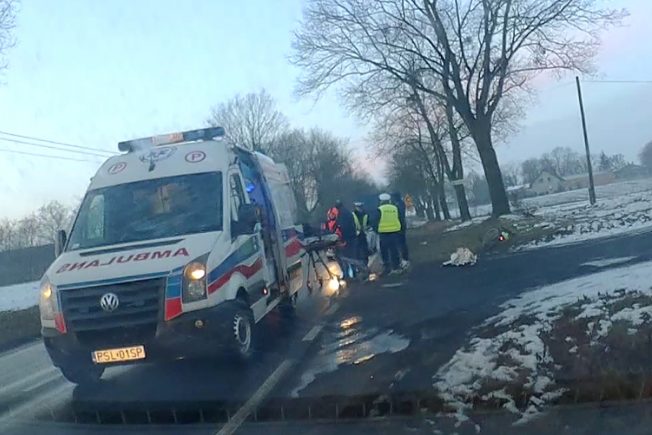 Szklanka na drodze. W wypadku ucierpiał rowerzysta