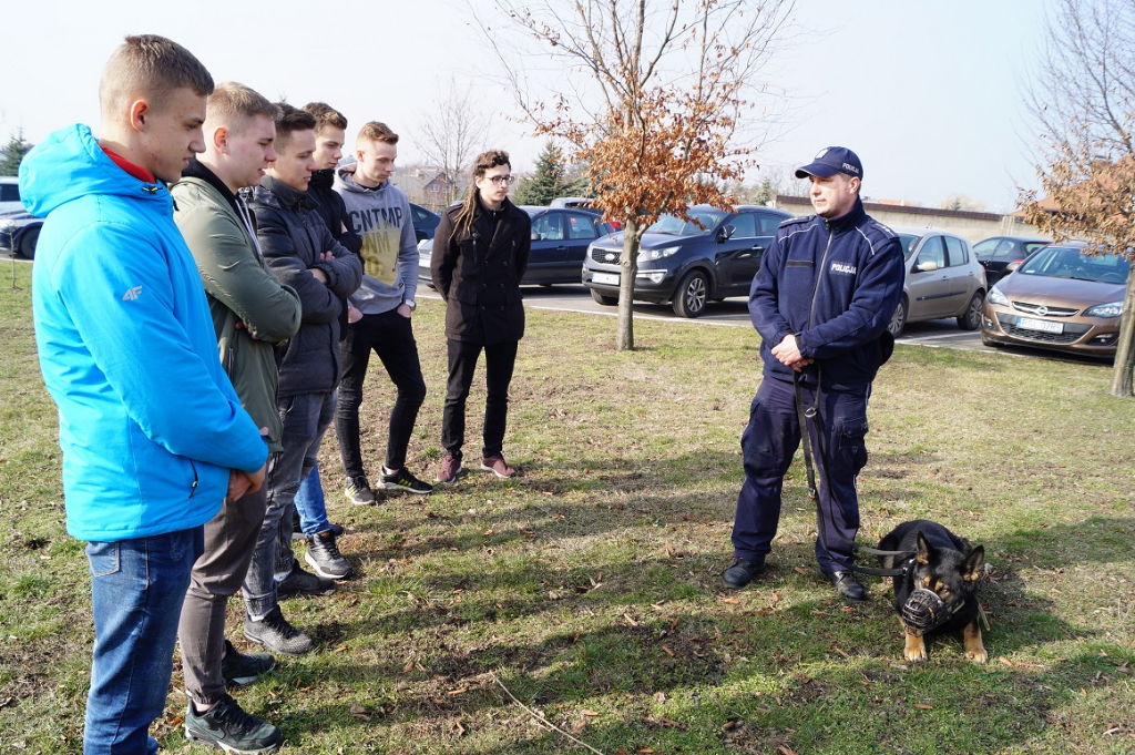 „Zostań jednym z nas”. Uczniowie Ekonomika u policjantów