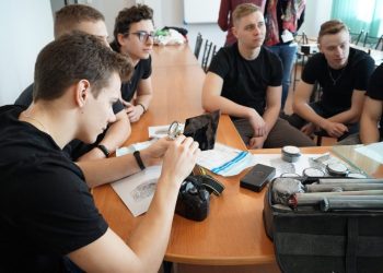 „Zostań jednym z nas”. Uczniowie Ekonomika u policjantów