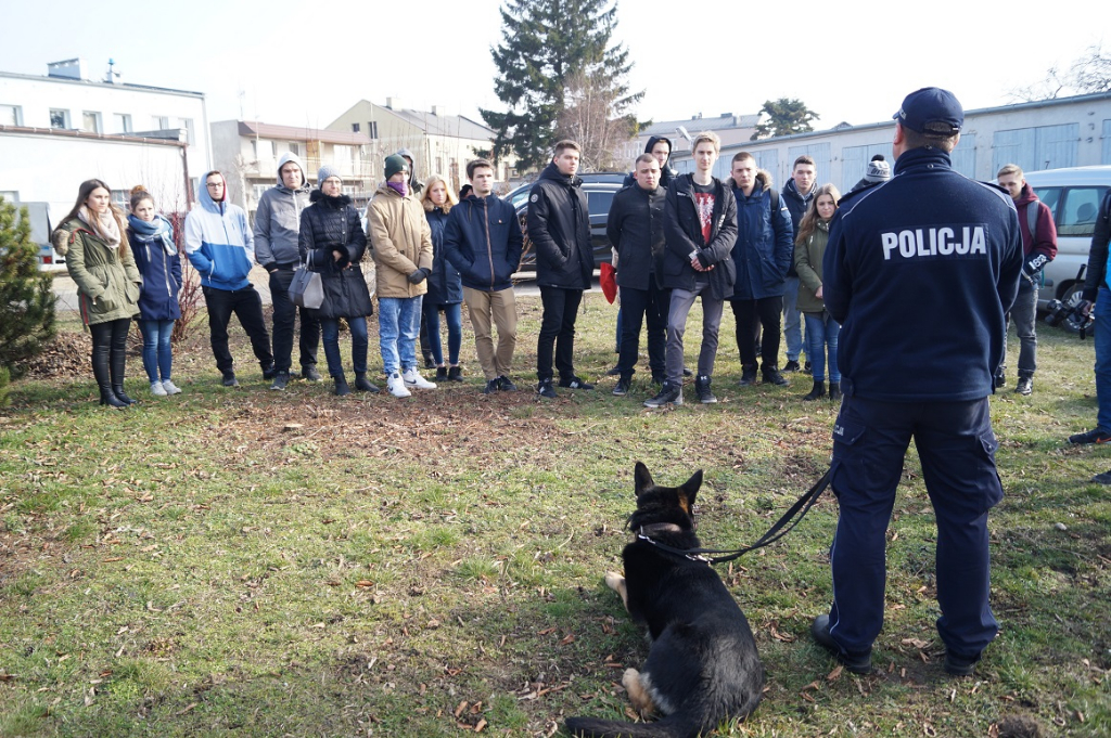 „Zostań jednym z nas”. Uczniowie Ekonomika u policjantów