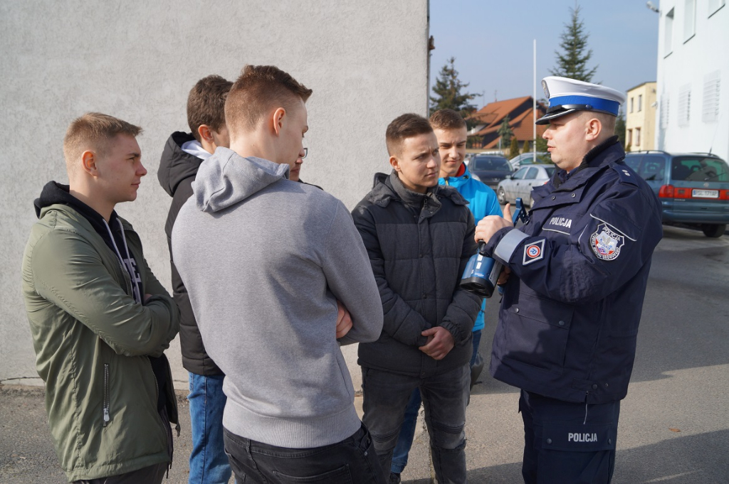 „Zostań jednym z nas”. Uczniowie Ekonomika u policjantów