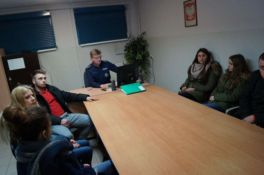 „Zostań jednym z nas”. Uczniowie Ekonomika u policjantów