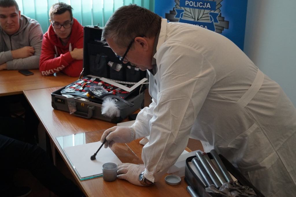 „Zostań jednym z nas”. Uczniowie Ekonomika u policjantów