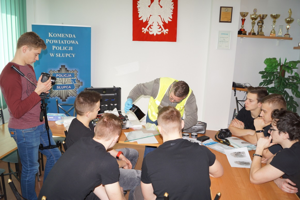 „Zostań jednym z nas”. Uczniowie Ekonomika u policjantów