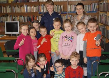 Policjantka czytała dzieciom