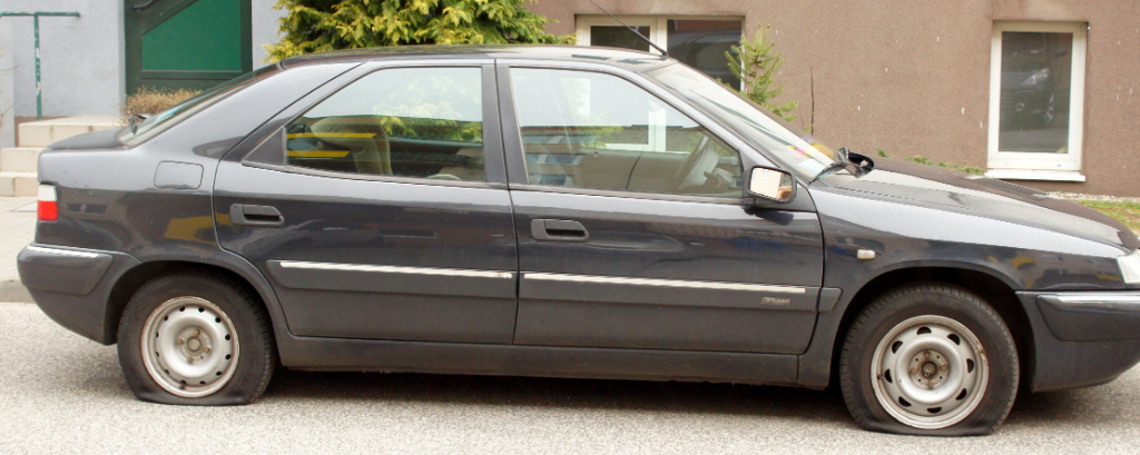 Przebili wszystkie opony w samochodzie